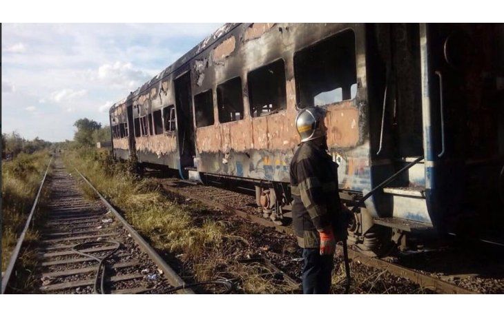 Los manifestantes arrasaron con tres vagones del tren Roca.