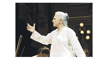 En el podio, María Guinand guió al coro y a los instrumentistas con mano dulcísima y enérgica a la vez.