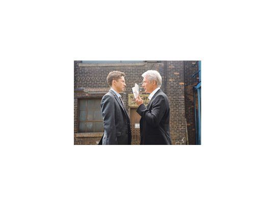 Richard Gere es el agente norteamericano jubilado que, con la ayuda del novato Topher Grace, debe cazar a un espía soviético asesino en la poco seria pero entretenida «Misión secreta».