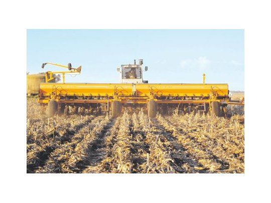 fierros en el campo. Durante los primeros seis meses del año se vendieron 646 sembradoras, según los datos difundidos por el INDEC. La incidencia de la industria nacional alcanzaría un rango cercano al 100%.