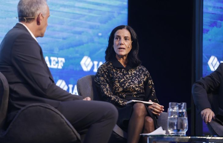 Arbeleche expuso en un panel de IAEF que presentó a Uruguay como "un caso de éxito" a la hora de lograr consensos. Arbeleche expuso en un panel de IAEF que presentó a Uruguay como "un caso de éxito" a la hora de lograr consensos.