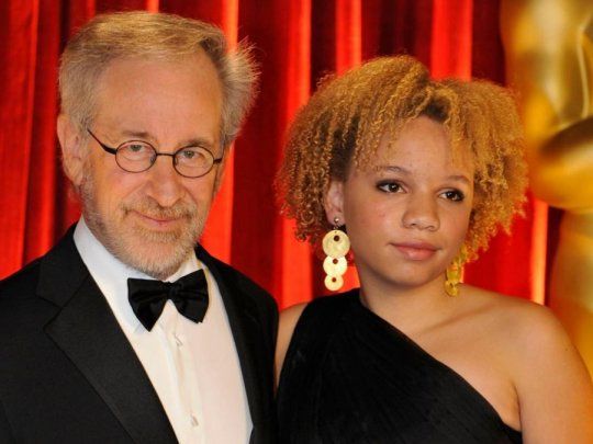 Mikaela Spielberg junto a su hija Mikaela.