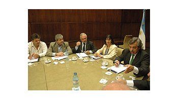 El Jefe de Gabinete Alberto Fernández y la Ministra Felisa Miceli junto al Sec. de Agricultura Javier de Urquiza y los representantes de las entidades del Agro.