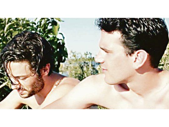 Esteros. El dúo protagónico de este historia homoerótica, que se pierde en demasiados lugares comunes.