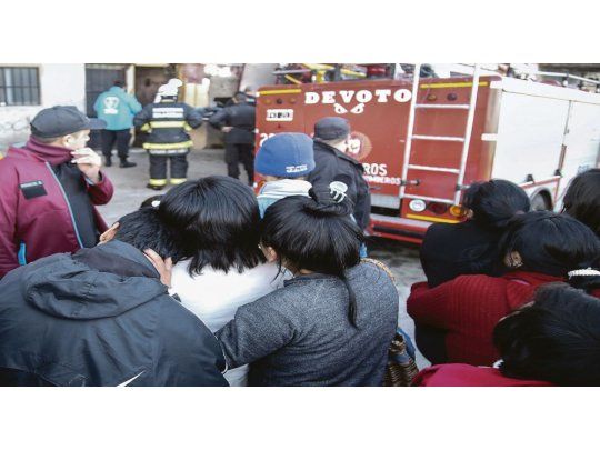 tragedia. Los bomberos tardaron más de cuatro horas en apagar las llamas: fue cuando hallaron los cuerpos.