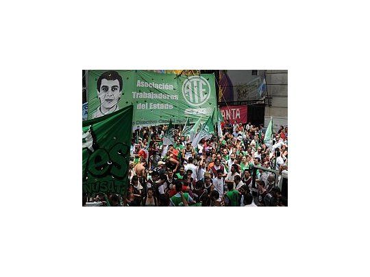 Trabajadores del Estado se manifiestan frente al Ministerio de Trabajo
