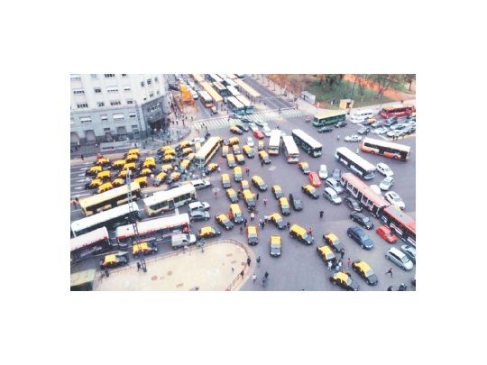 La zona de Retiro estuvo totalmente colapsada ayer a la tarde por el paro espontáneo de taxis. Lo mismo se  replicó en otras arterias de la Ciudad, lo que generó un importante caos de tránsito.
