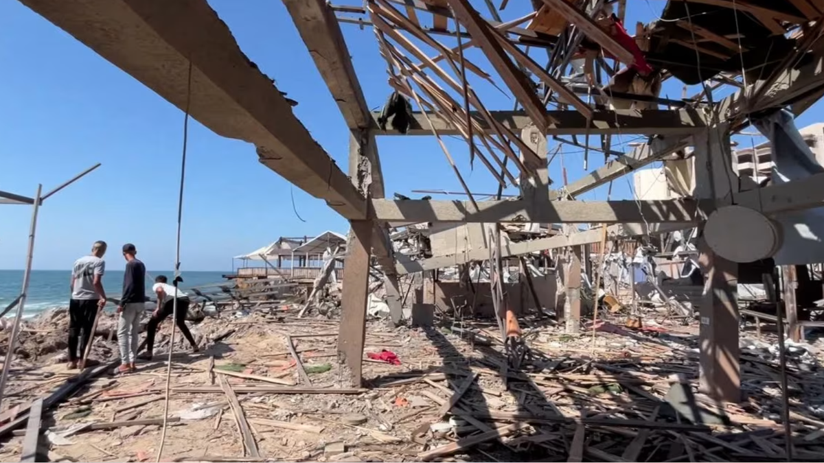Israel’s air attack to a cafeteria in front of the sea in Gaza leaves more than 40 dead