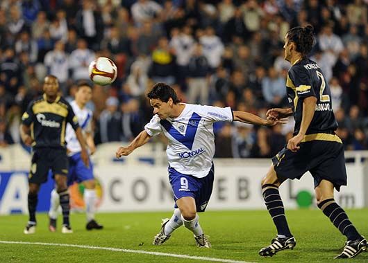Al que madruga... El goleador López capitalizó el centro de cabeza de Maxi Moralez y facturó a los 6 minutos de juego.