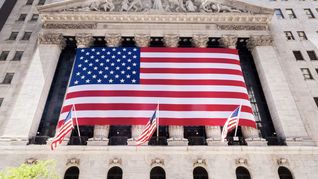 En este contexto, el Dow Jones de Industriales cayó 2,18%, hasta los 51.594,86 puntos; el S&P 500 perdió 1,45%, hasta los 7.321,63 puntos; y el Nasdaq Composite retrocedió 1,74%, hasta los 24.442,94 puntos.