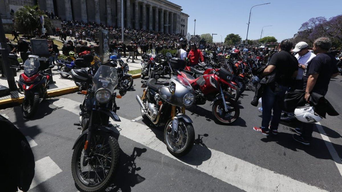 Crimen Andrés Blaquier: protesta de motociclistas en la Facultad de Derecho