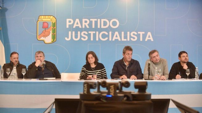 Gobernadores, intendentes, movimientos sociales y gremios, sin la presencia orgánica de la CGT, se concentrarán hoy en bloque desde distintos puntos del país a partir de las 14 en la Plaza de Mayo