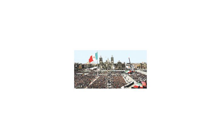 MULTITUD EN EL ZÓCALO.