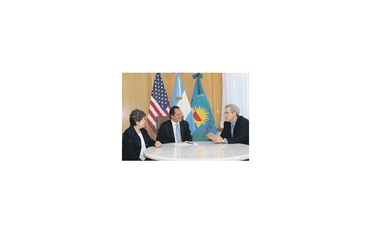 ámbito.com | Arturo Valenzuela, enviado de Barack Obama, repartió elogios al Gobierno. Visitó junto a la embajadora Vilma Martínez, entre otros, a Daniel Scioli, quien le destacó la importancia de la temporada turística en la costa atlántica.