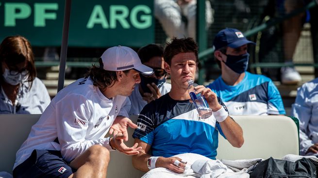 Gaudio consuela a Schwartzman, que sufrió una inesperada derrota en Copa Davis.