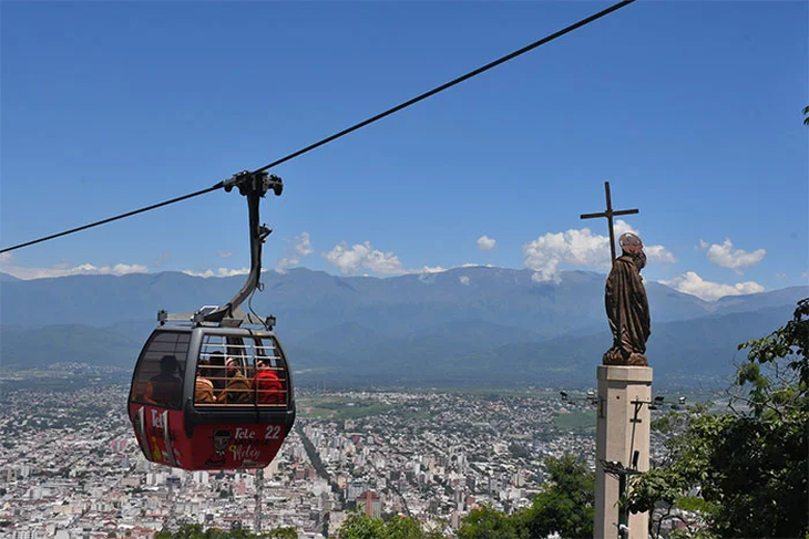 El teleférico de Salta es uno de los principales atractivos para panorámicas de la capital norteña. El teleférico de Salta es uno de los principales atractivos para panorámicas de la capital norteña.