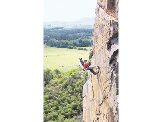 La escalada es una de las actividades más convocantes en las bellas serranías bonaerenses.