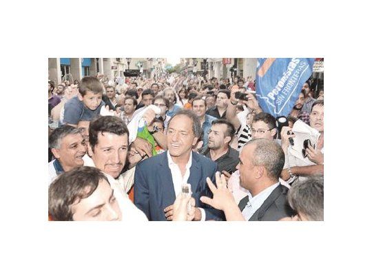 Daniel Scioli dedica las últimas jornadas de campaña a cultivar el voto peronista en plaza adonde lo superó Mauricio Macri: estuvo en Córdoba y Mendoza, y hoy se aventurará en Entre Ríos, Santa Fe y La Plata.