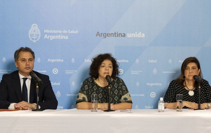 Carla Vizzotti (centro), junto a Alejandro Costa y Ángela Gentile (Imagen de archivo).