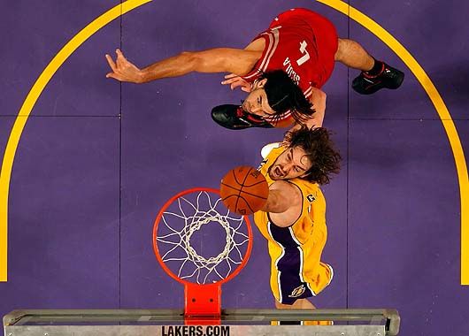 Scola pelea bajo el tablero ante Gasol.