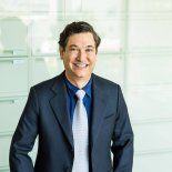 Jim Breyer invierte en OpenEvidence, una app médica que utiliza IA para analizar y resumir investigaciones científicas. Jim Breyer invierte en OpenEvidence, una app médica que utiliza IA para analizar y resumir investigaciones científicas.