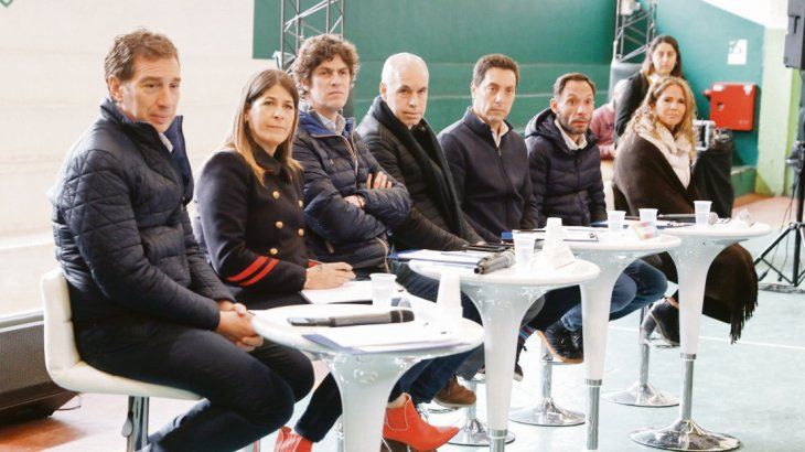 Barrios. Horacio R. Larreta&nbsp; y Martín Lousteau, ayer con vecinos en Liniers.