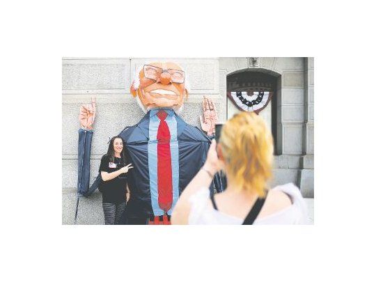 “FEEL THE BERN”. Los votantes jóvenes independientes y demócratas mantienen el entusiasmo en torno al senador Bernie Sanders.