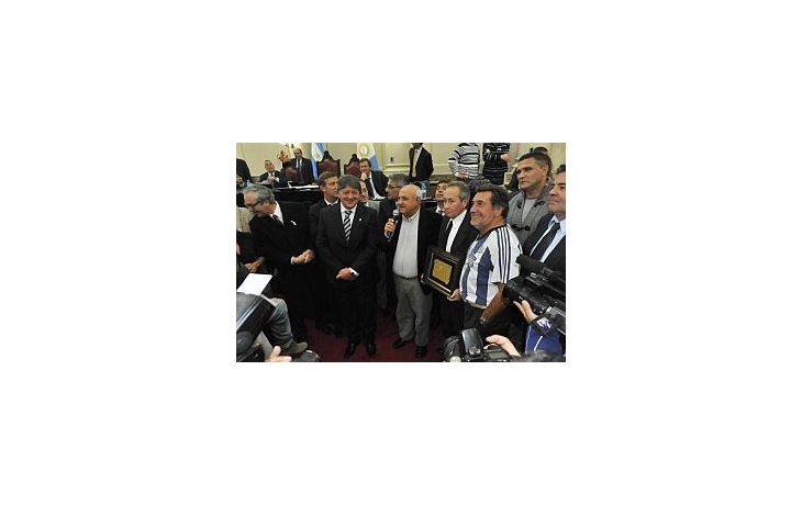 El día que la barra de Talleres fue distinguida en la Legislatura.