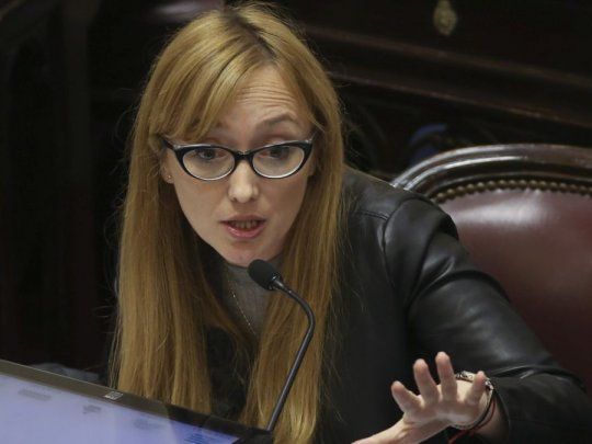 La senadora mendocina Anabel Fernández Sagasti denunció los DNU sobre escuchas de la era Macri.