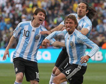 Amigos. Lionel Messi y Gabriel Heinze compartieron el Mundial Sudáfrica 2010.