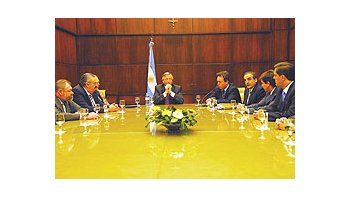ámbito.com | El presidente Kirchner,junto al ministro MiguelPeirano y al secretario deComercio Interior,Guillermo Moreno,encabezó el encuentrodonde se firmó un nuevoacuerdo de precios conproductores dealimentos.