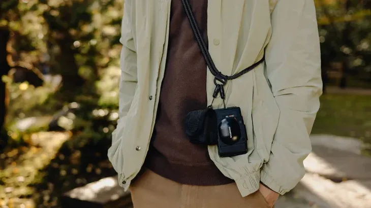 Este es uno de los modelos disponibles para evitar que te arrebaten tu celular.