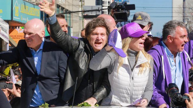 Javier Milei junto a su hermana Karina y el candidato a diputado por la provincia de Buenos Aires, José Luis Espert.