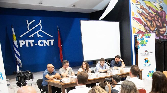 El debate Aportes hacia una política industrial transformadora: Desafíos 2025-2030 en industria y productividad tuvo lugar en la sede del PIT-CNT.