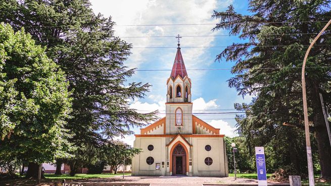 Situada en el partido de Olavarría, Colonia Hinojo es un pequeño pueblo que conserva un encanto rural único.