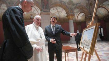 En su primer viaje tras la operación de colon a la que se sometió el 4 de julio, Jorge Bergoglio, de 84 años, bromeó con los representantes ecuménicos sobre la forma en la que pronunció su discurso: Perdonen por haber pronunciado mi discurso sentado...no tengo 15 años.