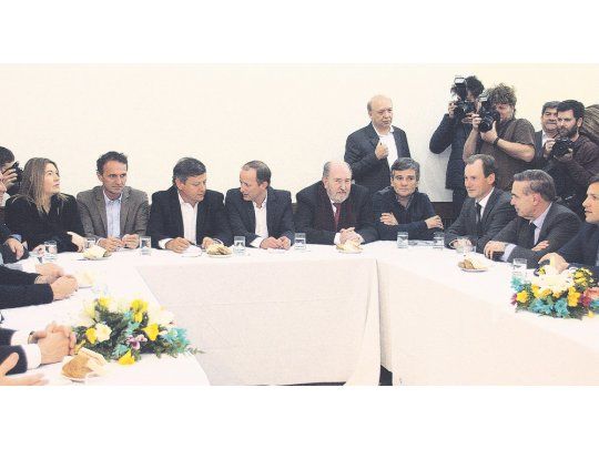 Juntitos. Bertone, Katopodis, Peppo, Insaurralde, Verna, Zabaleta, Bordet y Pichetto, ayer en la Casa del Chaco.