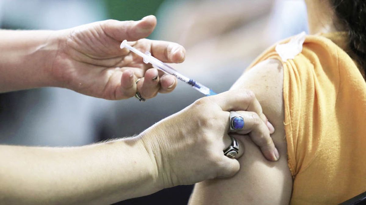 Covid-19: Reino Unido aprobó la primera vacuna contra la variante Ómicron