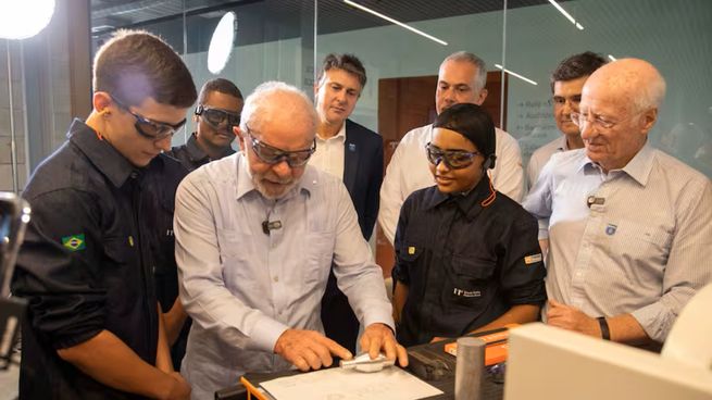 Lula da Silva y Paolo Rocca junto a estudiantes secundarios de la escuela técnica recientemente inaugurada.