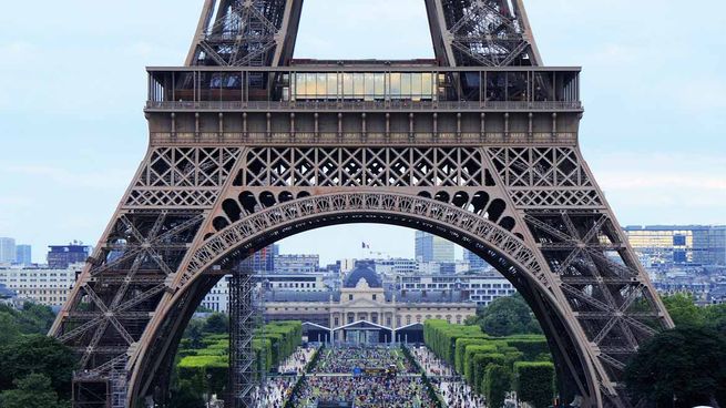 La Torre Eiffel, ícono de Francia que podrás conocer viviendo y trabajando allí.