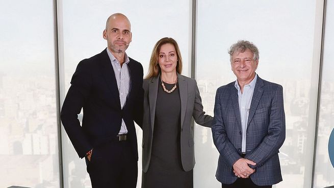 Encuentro. La Secretaria de Energía de la Nación, Flavia Royón, junto al Director Periodístico de Ámbito, Julián Guarino, y el Gerente de Relaciones Institucionales de Ámbito, Ricardo DAloia.