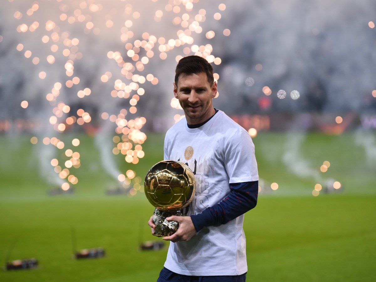 Messi festejó el Balón de Oro con los hinchas de PSG: Ojalá podamos cumplir  todos los objetivos