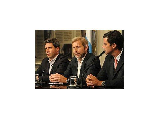 Uñac junto al gobernador Urtubey y el ministro Frigerio, tras dialogar en Casa Rosada.