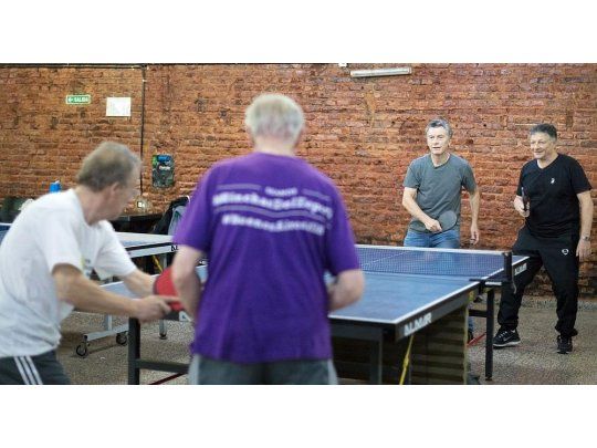 Macri jugó al ping pong con un grupo de jubilados
