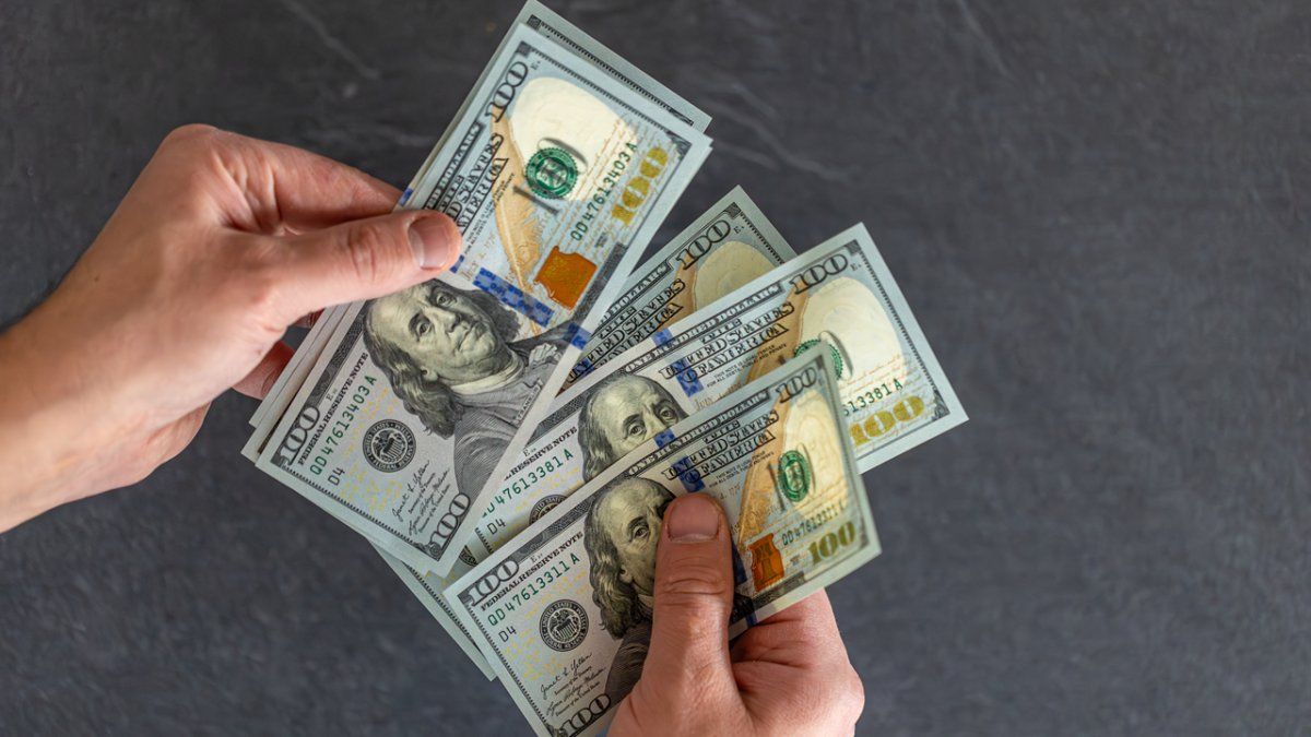 Dólar oficial cae a $1.375: estabilidad cambiaria en abril
