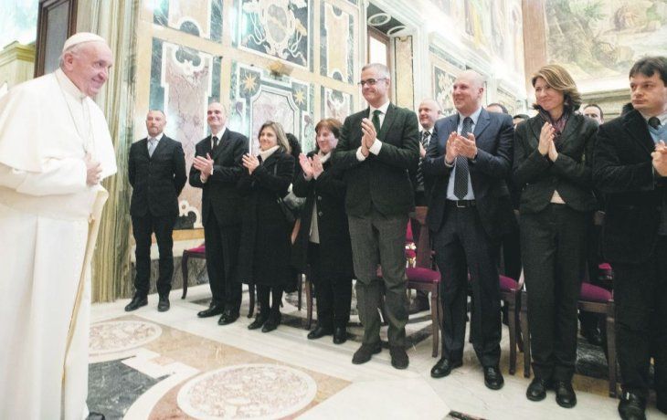 DIEZ AÑOS. Fue lo que demoraron los empleados del archivo del Vaticano para ordenar 16 millones de documentos. El Papa hizo el anuncio rodeado del equipo que se encargó de la tarea.