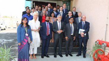 Filmus en India: recorrió una planta de radioisótopos construida con tecnología argentina.
