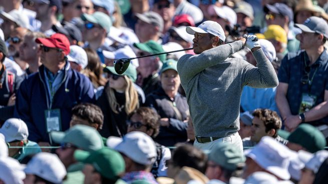 Tiger Woods, diezmado pero en carrera en Augusta.