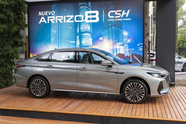 El Arrizo 8 CSH se ubica en un espacio intermedio dentro del mercado: con más de 4,7 metros de largo, está en el límite entre los compactos y los medianos.