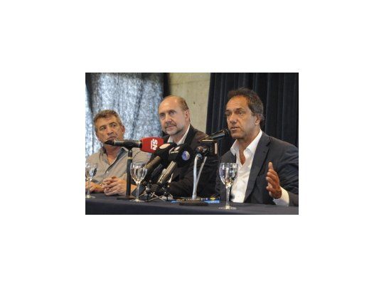 Daniel Scioli en Santa Fe junto a Sergio Urribarri y Omar Perotti.